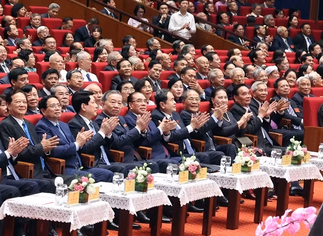 Party General Secretary Tô Lâm with Party and State leaders and former leaders at a gathering of generations of National Assembly deputies. — VNA/VNS Photo Thống Nhất