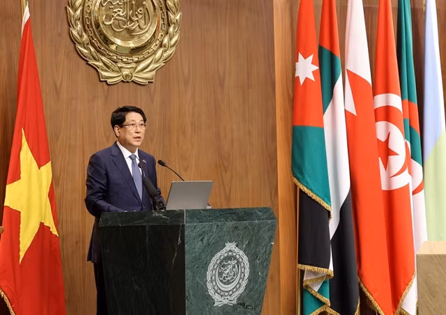 State President Lương Cường delivers a policy speech at the headquarters of the Arab League in Cairo, Egypt. VNA/VNS Photo Lâm Khánh
