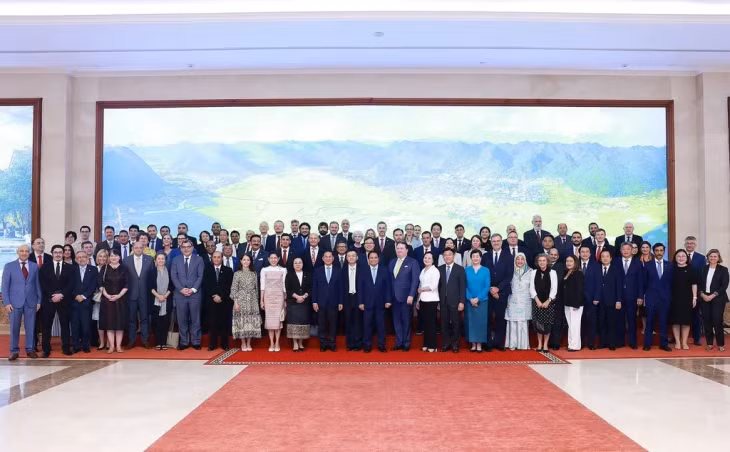 Prime Minister Phạm Minh Chính with representatives of the diplomatic corps in Việt Nam on July 31. — VNA/VNS Photo