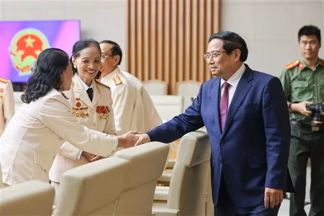 Prime Minister Phạm Minh Chính meets with delegates from the Liaison Committee of public security officers who were dispatched to support the southern battlefield during the war. VNA/VNS Photo
