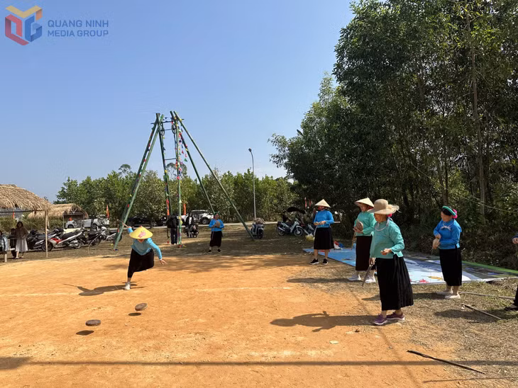 Trò chơi dân gian đánh quay tại lễ hội văn hoá các dân tộc xã Hải Sơn năm 2025