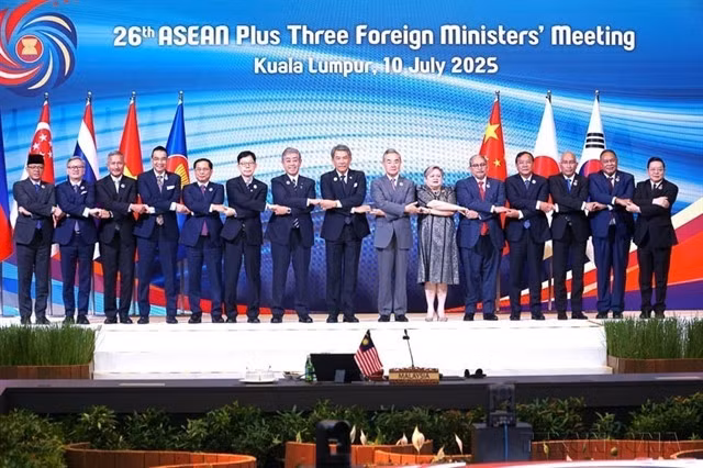 Deputy Prime Minister and Minister of Foreign Affairs Bùi Thanh Sơn (fifth from left) at the 26th ASEAN+3 Foreign Ministers’ Meeting in Malaysia. — VNA/VNS Photo Hằng Linh