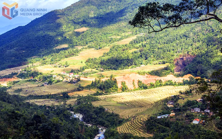 The Khe Tien hamlet, along with many other villages and streams in Hoanh Mo commune, holds significant potential for developing diverse and distinctive forms of tourism.