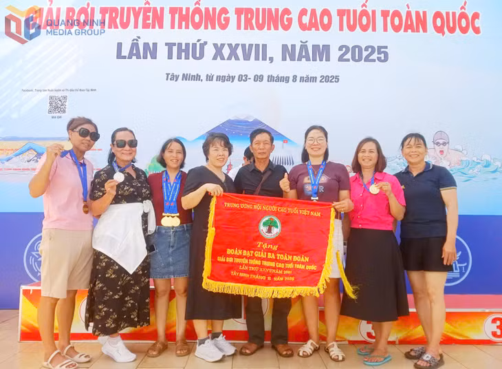 Quang Ninh team delivered an outstanding performance, securing the third-place flag in the overall team standings at the championship