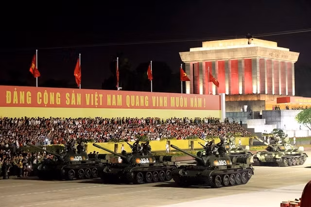 Armored tanks formation advanced in front of Hồ Chí Minh Mausoleum in Ba Đình Square, Hà Nội, on the evening of August 24, for the second joint rehearsal of the military march-past and parade for the 80th National Day (September 2). — VNA/VNS Photos
