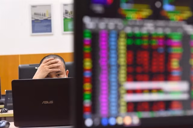 An investor tracking the market's movements. — Photo bnews.vn