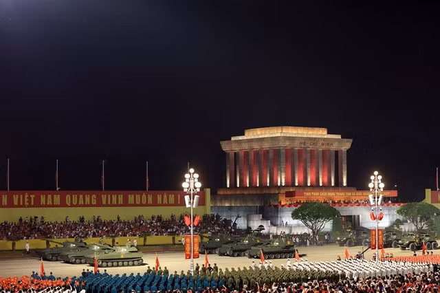 A view of the military march-past in front of the President Hồ Chí Minh Mausoleum in Ba Đình Square, Hà Nội, in a rehearsal on August 27 night. — VNA/VNS Photos