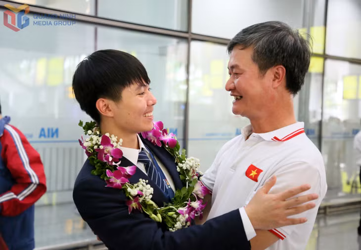 Mr. Ninh Ngoc Tuyen, father of Ninh Quang Thang, emotionally congratulates his son on this proud and remarkable achievement.