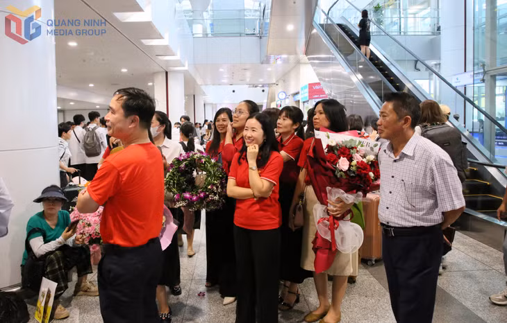Representatives from the Quang Ninh Department of Education and Training and Ha Long High School for the Gifted welcomed Ninh Quang Thang at Noi Bai International Airport as he returned from Bolivia, proudly bringing home a Bronze Medal from the 37th International Olympiad in Informatics (IOI).