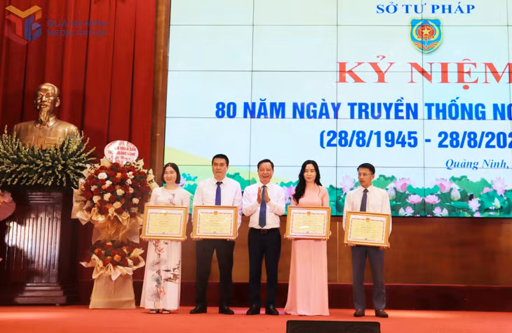 Đồng chí Lê Văn Ánh, Phó Chủ tịch UBND tỉnh tặng bằng khen cho các cá nhân có thành tích xuất sắc. 