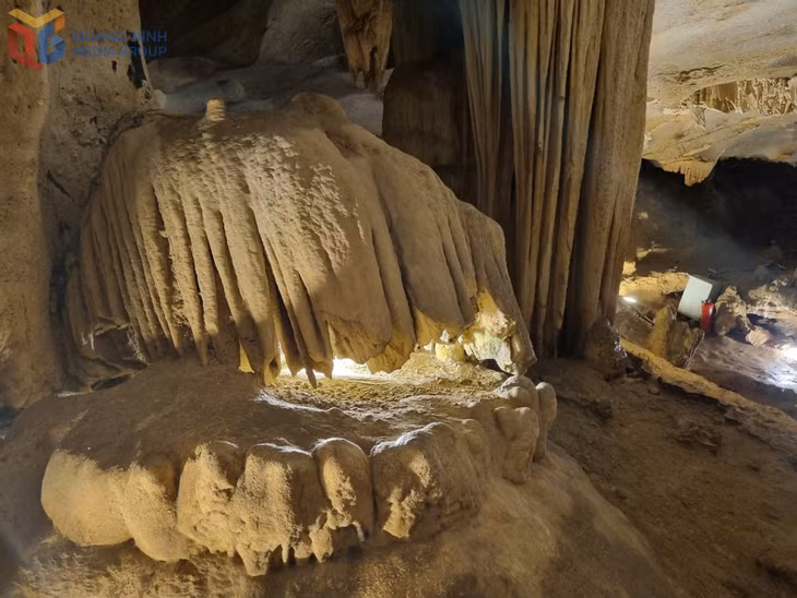 Inside Hang Co, the stalactites formed by nature resemble a giant pearl oyster gently opening its shell.