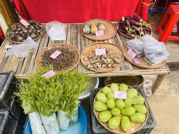 The market fair offers a rich variety of products, ranging from mountain specialties to coastal goods.