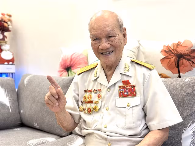 Colonel Nguyễn Hữu Tài, 96, former Deputy Director of the Army Training Department under the Ministry of National Defence in an interview with the Vietnam News Agency. — VNA/VNS Photo