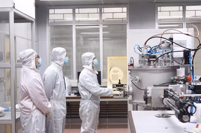 A cleanroom facility at the Faculty of Electronic Materials and Components in the School of Materials Science at the Hà Nội University of Science and Technology. — Photo giaoduc.net.vn