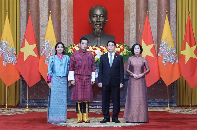 President Lương Cường and his wife, along with King Jigme Khesar Namgyel Wangchuck and Queen Jetsun Pema, in the Presidential Palace. — VNA/VNS Photo