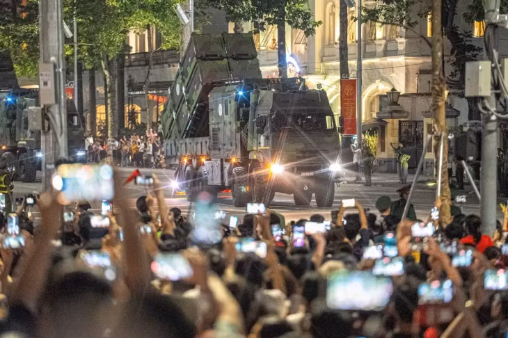 The parade went on to the cheers of thousands of people. — VNA/VNS Photo