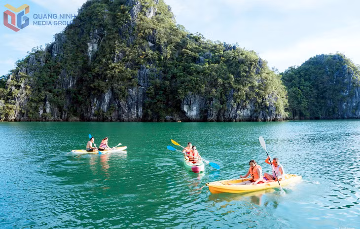 Immersive experiences in Ban Sen and other inhabited areas of Bai Tu Long highlight the bay’s uniqueness, drawing both local and international tourists."