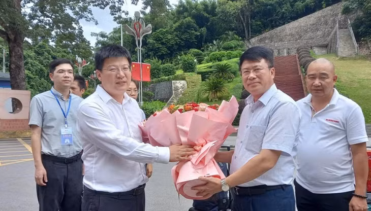 Mayor of Pingxiang city (China), Jia Yaofeng, presented flowers to welcome the Quảng Ninh delegation at the Huu Nghi Quan border gate. (Photo courtesy of the delegation).