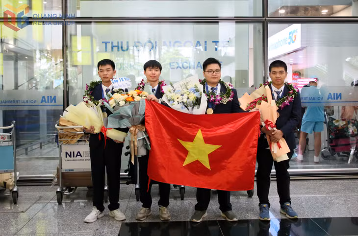 Ninh Quang Thang (second from the left) and his three teammates from the Vietnamese national team return from Bolivia after competing in the 2025 International Olympiad in Informatics (IOI), bringing pride and glory to the nation.