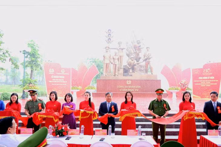 Delegates cut the ribbon to inaugurate the monument.