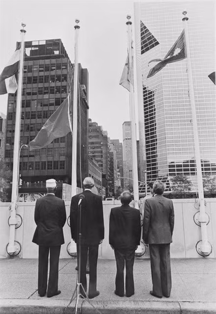 The Việt Nam flag is raised at the UN Headquarters on September 20, 1977, marking Việt Nam’s officially admission as a UN member. — VNA/VNS File Photo