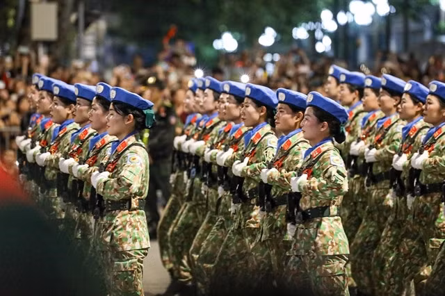 Vietnamese female peacekeepers march on the street of Hà Nội. — VNA/VNS Photo