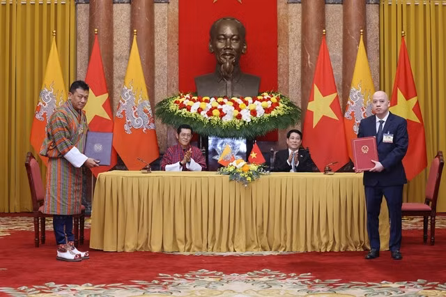 The two heads of state witness the exchange of an MOU between Việt Nam’s Civil Aviation Authority and Bhutan’s Ministry of Infrastructure and Transport.— VNA/VNS Photo