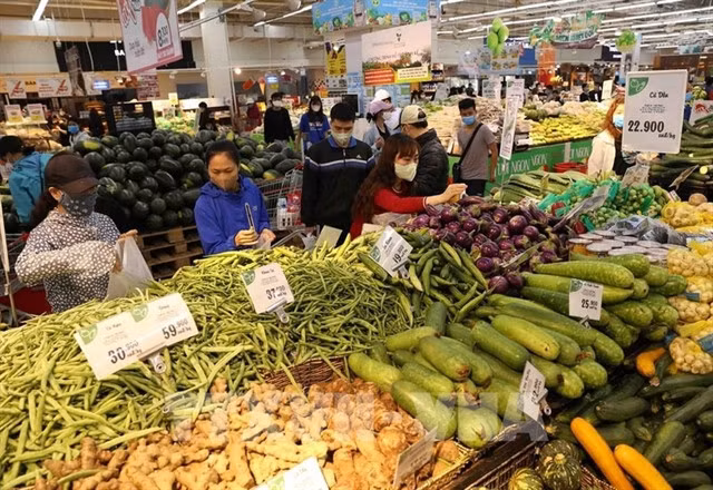 Shoppers at Big C Thang Long supermarket in Hanoi. VNA/VNS Photo