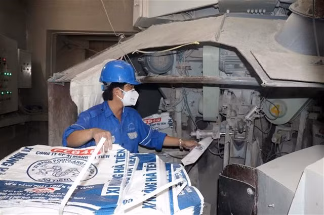 A worker operates a machine at a Vicem Ha Tien cement plant. — VNA/VNS Photo