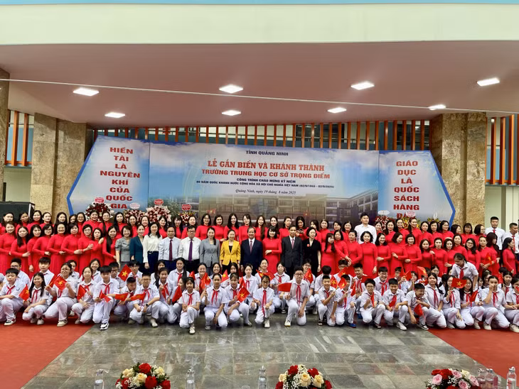 Delegates took a commemorative photo with the teachers and students of Trong Diem secondary school.