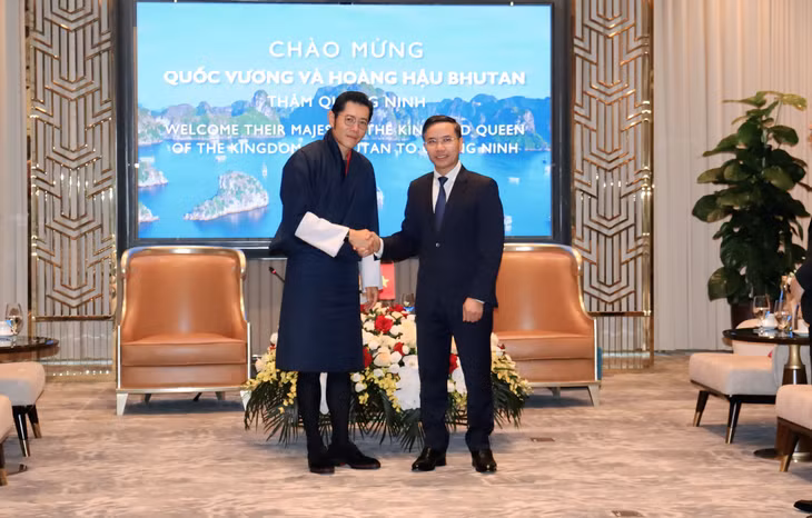 Chairman of the Quang Ninh Provincial People’s Committee, Pham Duc An, warmly welcomes His Majesty King Jigme Khesar Namgyel Wangchuck of Bhutan.