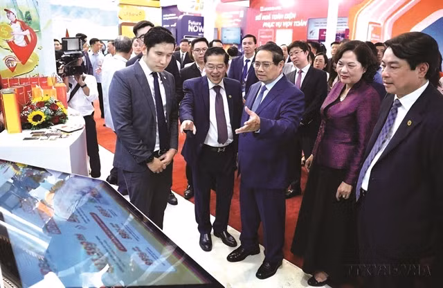 DIGITAL OVERHAUL: Prime Minister Phạm Minh Chính visited an exhibition of digital transformation products and services in banking activities in Hà Nội on May 29. VNA/VNS Photo Dương Giang