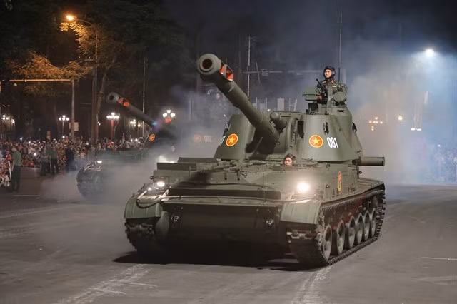 A tank parades on the street of Hà Nội. — VNA/VNS Photo