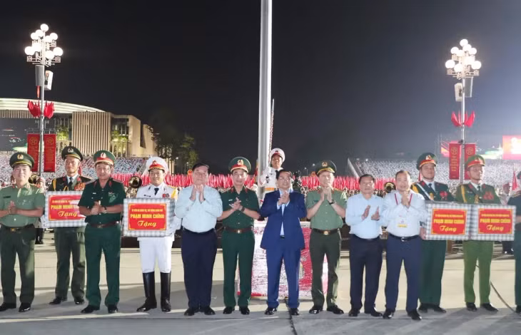 Prime Minister Phạm Minh Chính and the Central Steering Committee for the Commemoration of Major National Holidays and Important Historical Events during 2023–2025 presented gifts to the participating units on August 27.