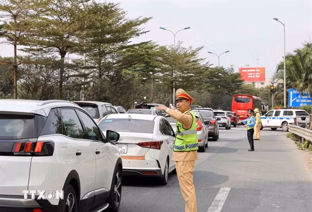 Traffic police direct vehicle flow at the Pháp Vân Expressway interchange. —VNA/VNS Photo Hoài Nam