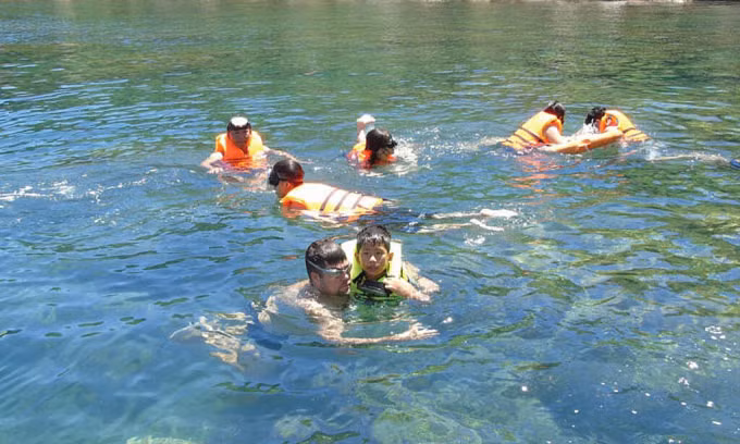 Hue organization spends 12 years teaching 14,000 Vietnamese children how to swim