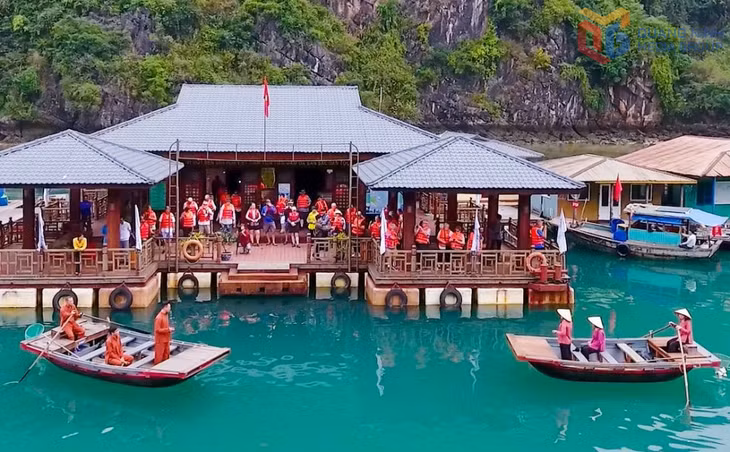 A love duet singing performance on Ha Long Bay. (Photo taken before August 2024)