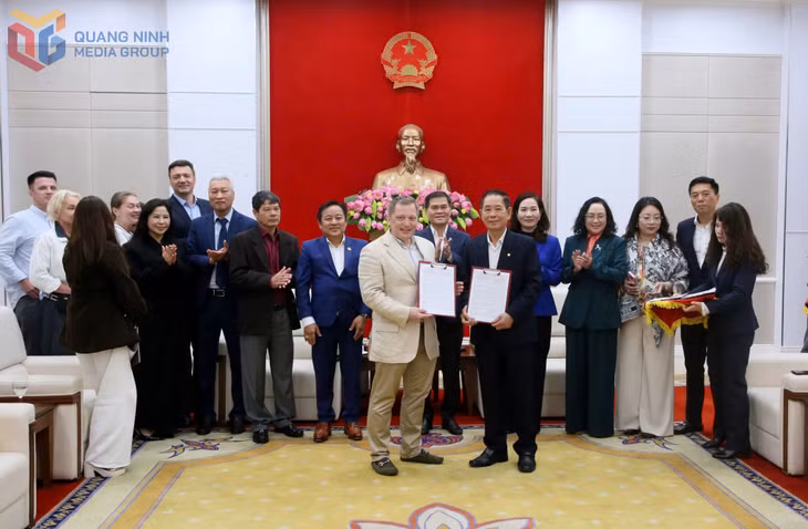 Delegates witness the signing of a memorandum of understanding on tourism cooperation between the Quang Ninh Tourism Association and the Ural Tourism Association of the Russian Federation. Photo: Minh Ha.