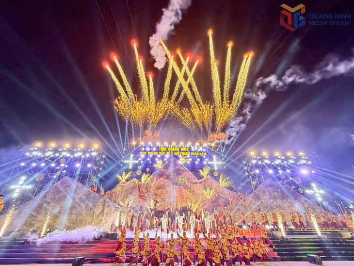 Brilliant fireworks displays heightened the emotions of more than ten thousand spectators at Yen Tu.