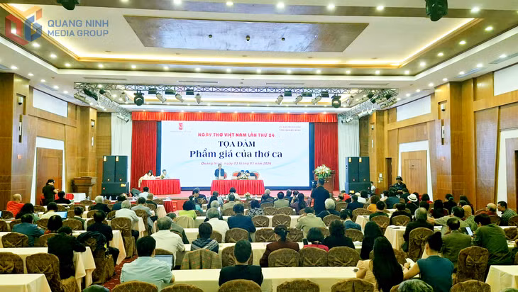 The seminar “The Dignity of Poetry” draws numerous poets and poetry lovers.
