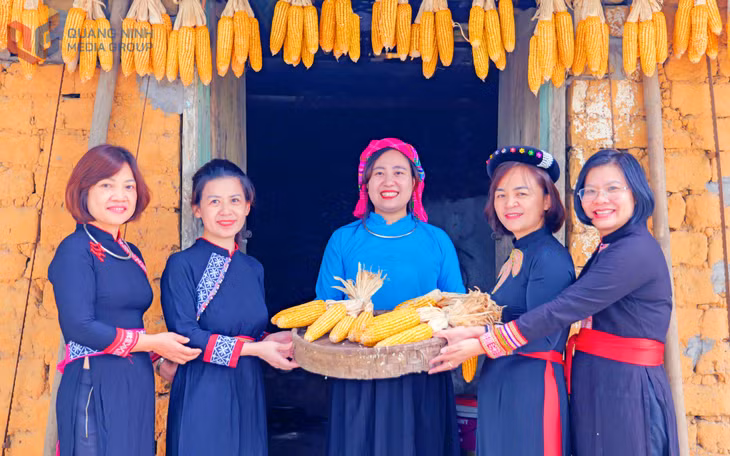 Visitors enjoy wearing traditional Tay costumes and taking check-in photos in front of the house.