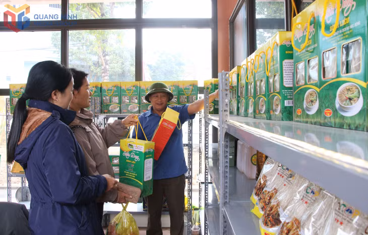 Residents and visitors shop for local agricultural products at OCOP stalls.