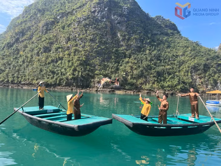 A love duet singing performance in the Cua Van area on Ha Long Bay.