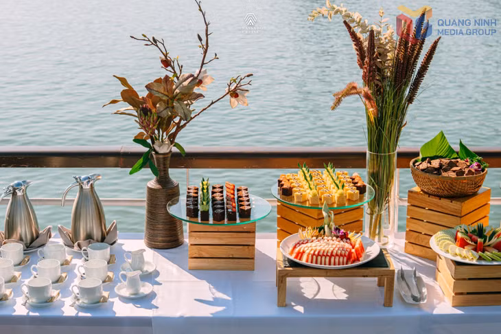 On-board cuisine has been carefully developed, featuring European and Asian styles alongside traditional Vietnamese dishes rich in cultural identity.