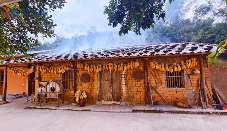 A hillside house overlooking terraced fields, carefully restored by its owner to offer visitors an authentic stay and cultural experience.