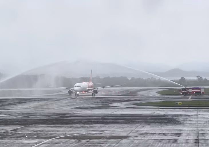 The first flight was welcomed with a water cannon salute at Van Don International Airport.