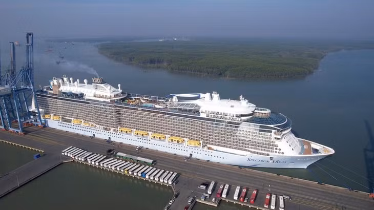 Spectrum of the Seas, one of the world's top ten most luxurious cruise ships, has docked at Tan Cang-Cai Mep port in the central province of Ba Ria-Vung Tau from February 26-27. (Photo: baobariavungtau.com.vn)
