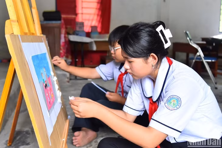 In addition to the subjects in the regular class time, students are given lessons on auxiliary subjects such as painting, music, physical education, or tutoring.