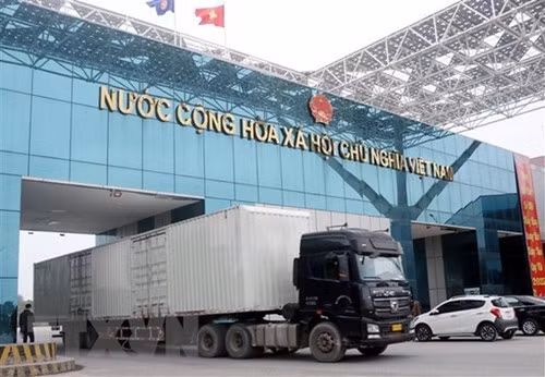Exporting goods at Bac Luan II border gate in the Northern province of Quang Ninh