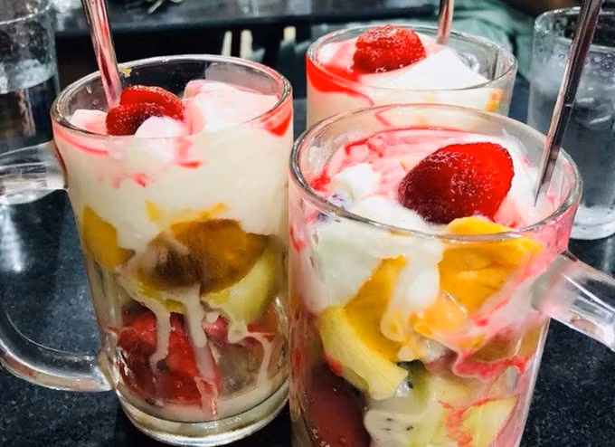 Mixed fruit is a colorful sweet treat. Photo by VnExpress